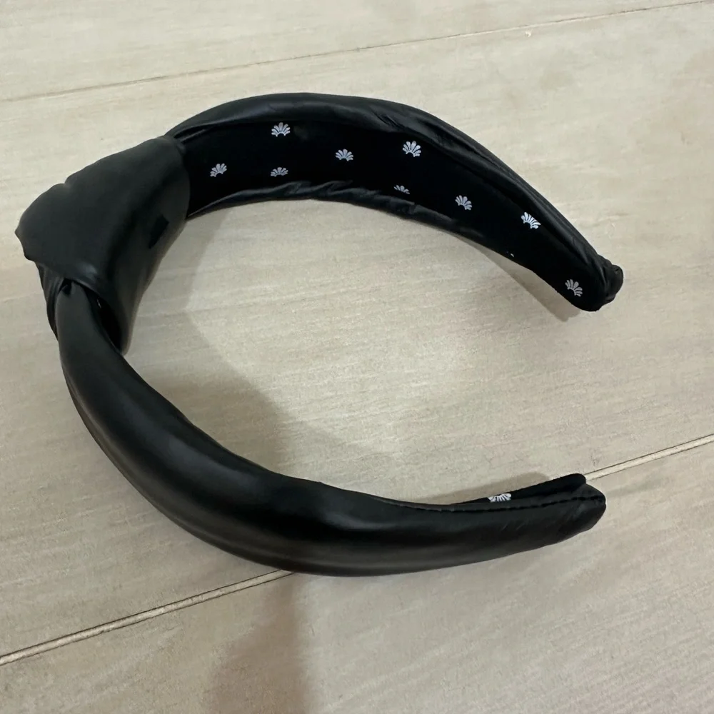 Ripped Lele Sadoughi Black Knotted Headband Priced Accordingly - Picture 3 of 6